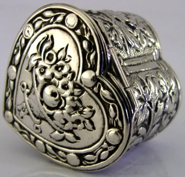 PRETTY 830 SOLID SILVER LOVE HEART BOX c1900 ANTIQUE