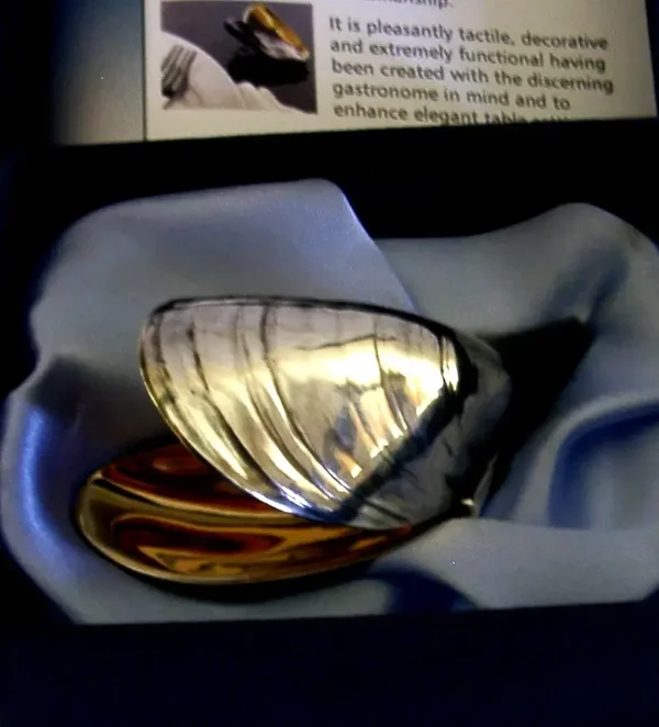 HEAVY 60g STERLING SILVER MUSSEL SEAFOOD EATER SHELL UNUSUAL ENGLISH 2003 BOXED