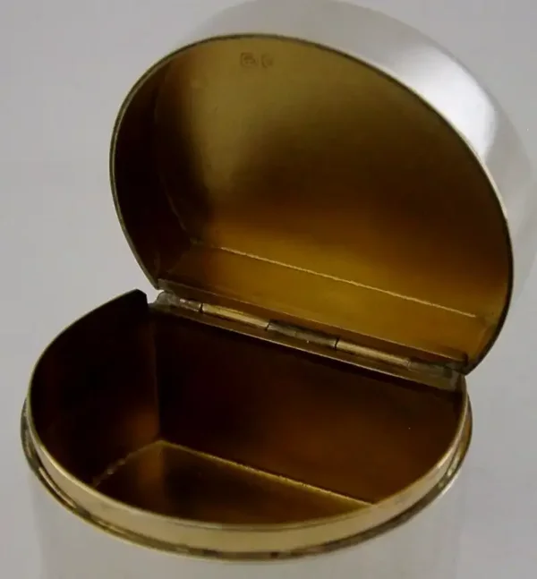 HEAVY 62g GOOD SIZED ENGLISH STERLING SILVER D SHAPED SNUFF TRINKET BOX 1981
