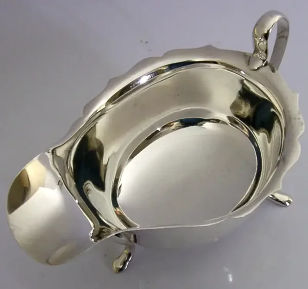 MINT 116g ENGLISH STERLING SILVER SAUCE BOAT JUG 1945 ART DECO ANTIQUE
