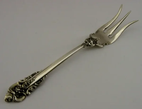 GRANDE BAROQUE WALLACE AMERICAN STERLING SILVER PICKLE FORK 29g