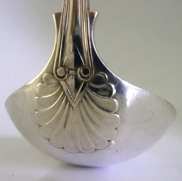 HEAVY 86g ENGLISH SOLID STERLING SILVER FIDDLE THREAD & SHELL PATTERN LADLE 1967