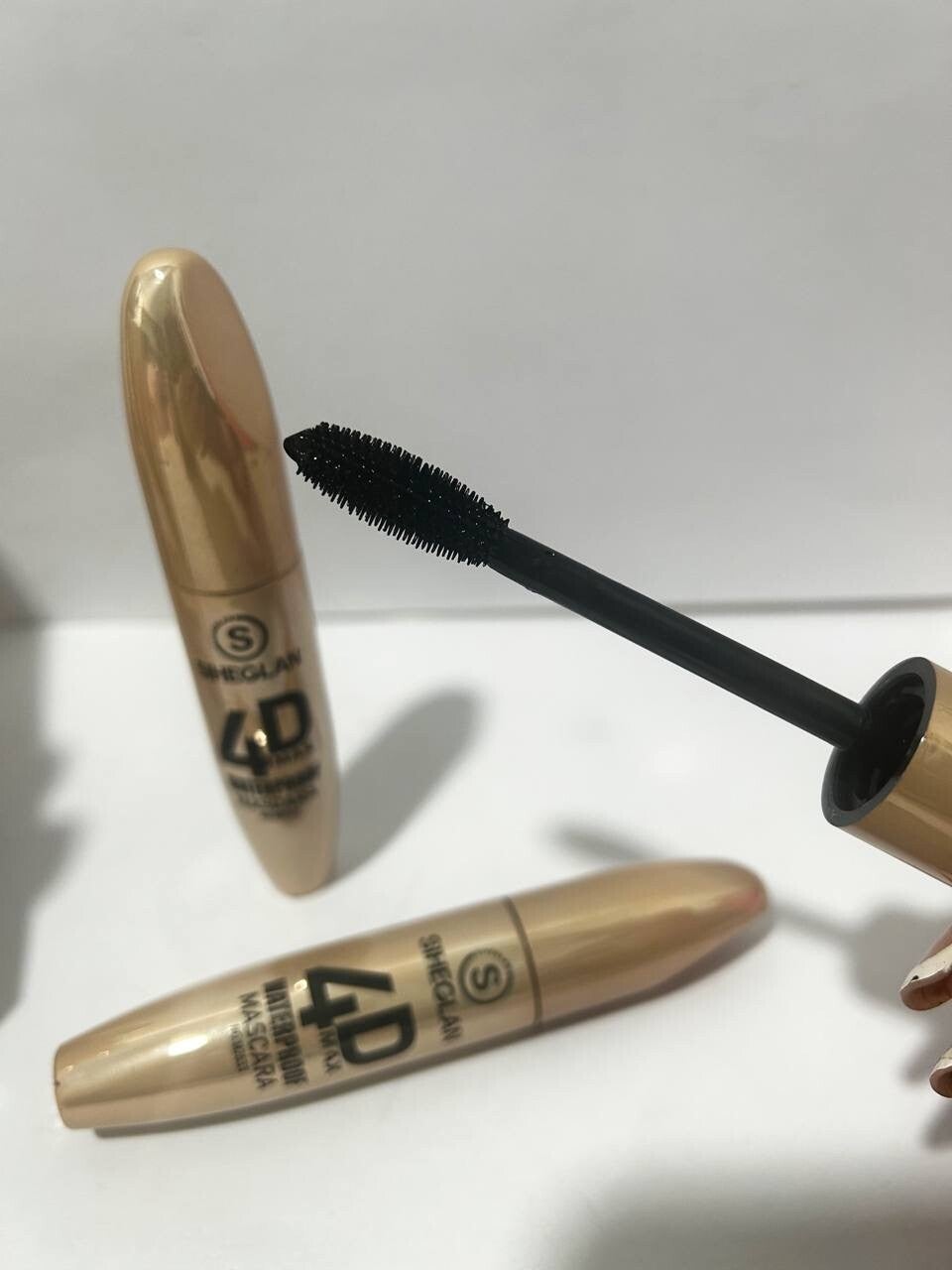 Mascara modello Sheglam