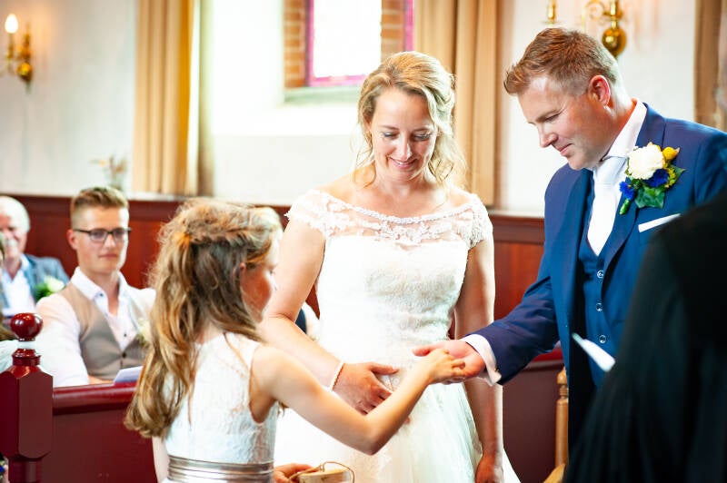 Trouwfotograaf Bruidsfotografie trouwfotografie Friesland fotograaf bruiloft Kleurrijk trouwen foto