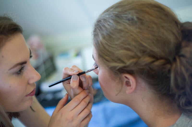 Trouwfotograaf Bruidsfotografie trouwfotografie Friesland fotograaf bruiloft Kleurrijk trouwen foto