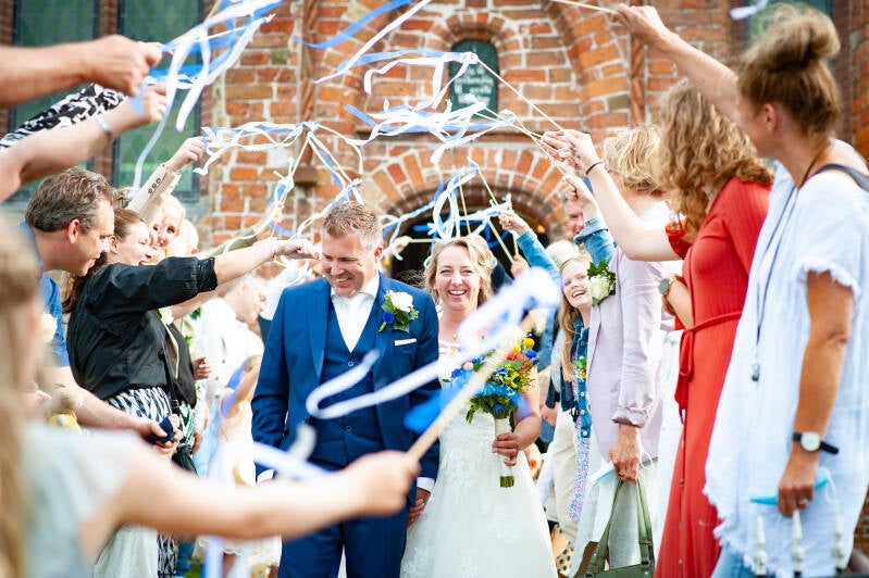 Trouwfotograaf Bruidsfotografie trouwfotografie Friesland fotograaf bruiloft Kleurrijk trouwen foto