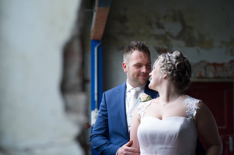 Trouwfotograaf Bruidsfotografie trouwfotografie Friesland fotograaf bruiloft Kleurrijk trouwen foto