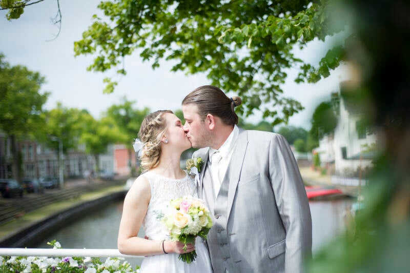 Trouwfotograaf Bruidsfotografie trouwfotografie Friesland fotograaf bruiloft Kleurrijk trouwen foto