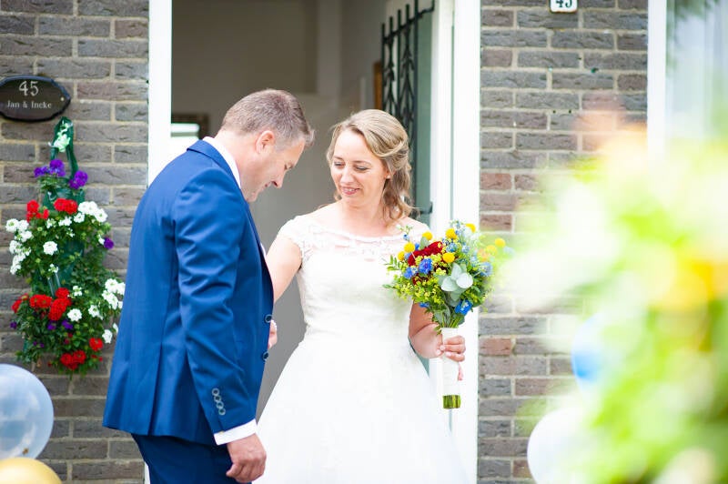 Trouwfotograaf Bruidsfotografie trouwfotografie Friesland fotograaf bruiloft Kleurrijk trouwen foto