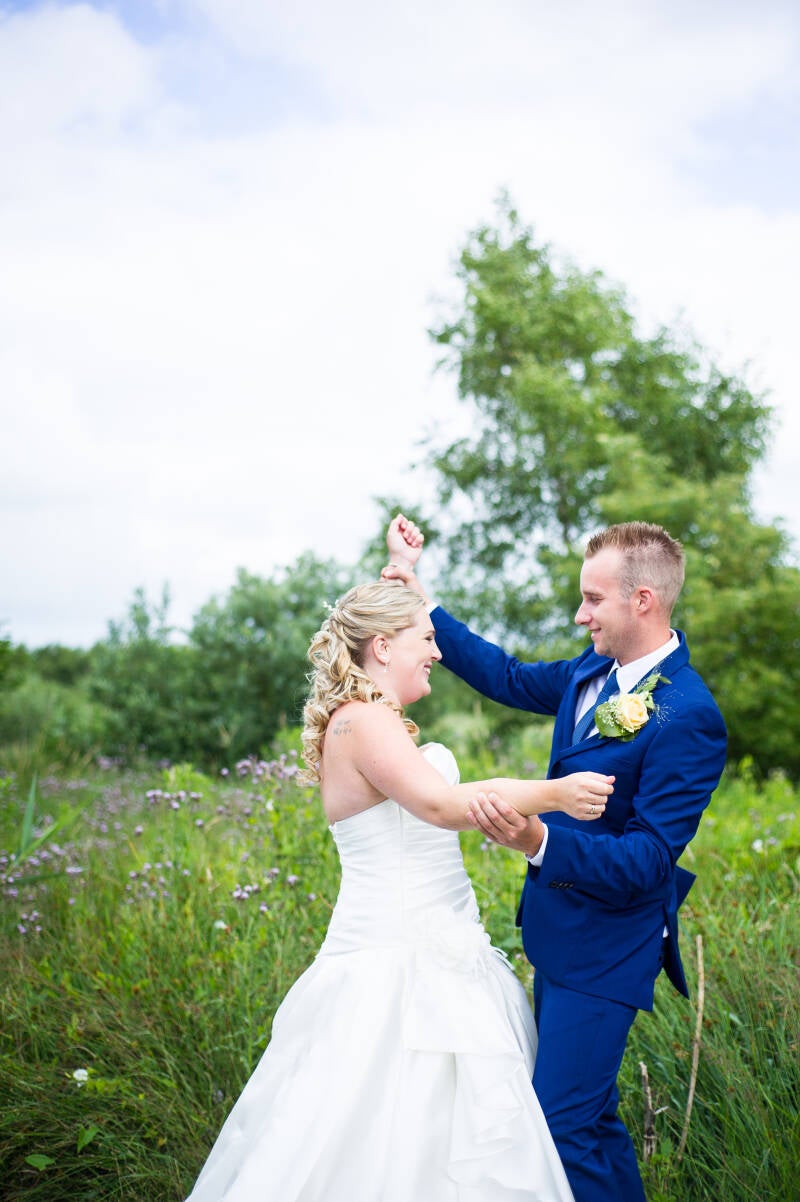 Trouwfotograaf Bruidsfotografie trouwfotografie Friesland fotograaf bruiloft Kleurrijk trouwen foto