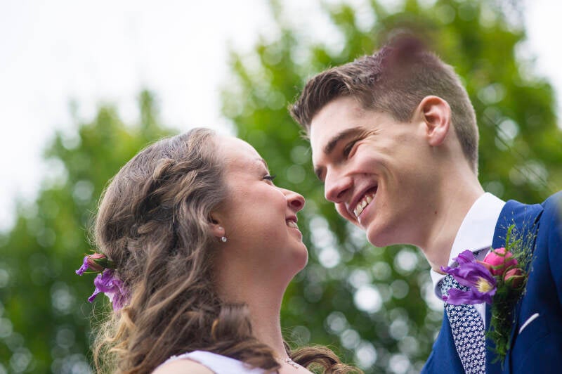 Trouwfotograaf Bruidsfotografie trouwfotografie Friesland fotograaf bruiloft Kleurrijk trouwen foto