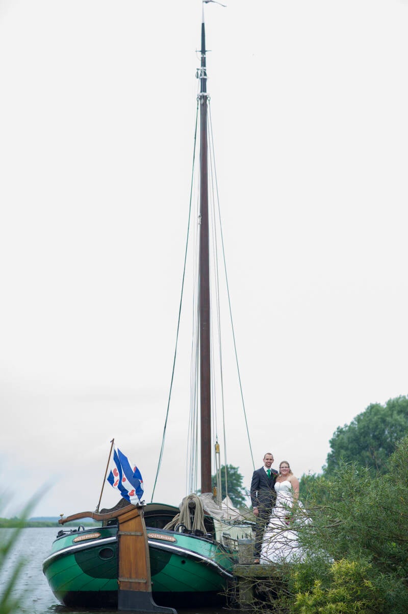 Trouwfotograaf Bruidsfotografie trouwfotografie Friesland fotograaf bruiloft Kleurrijk trouwen foto