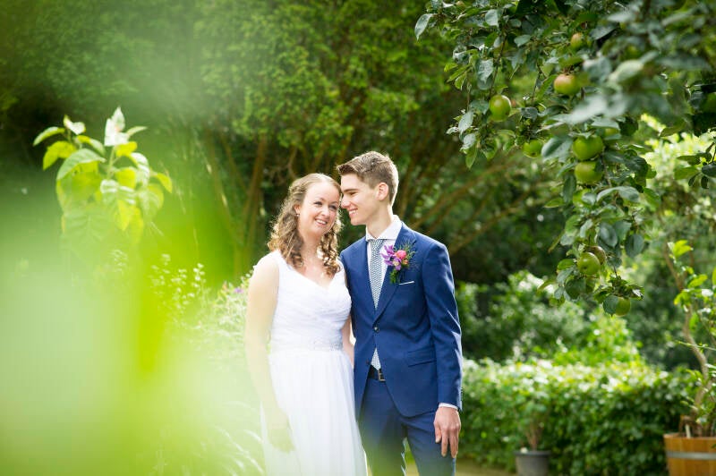 Trouwfotograaf Bruidsfotografie trouwfotografie Friesland fotograaf bruiloft Kleurrijk trouwen foto