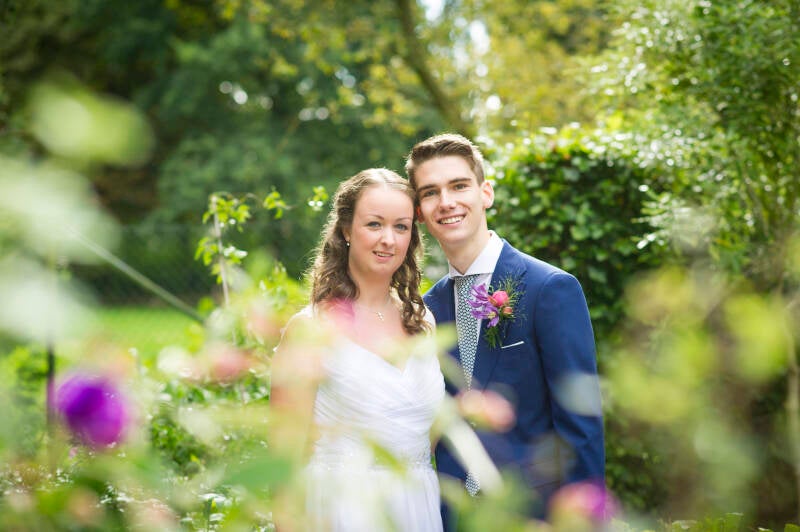 Trouwfotograaf Bruidsfotografie trouwfotografie Friesland fotograaf bruiloft Kleurrijk trouwen foto