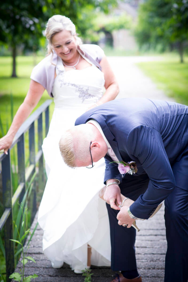 Trouwfotograaf Bruidsfotografie trouwfotografie Friesland fotograaf bruiloft Kleurrijk trouwen foto