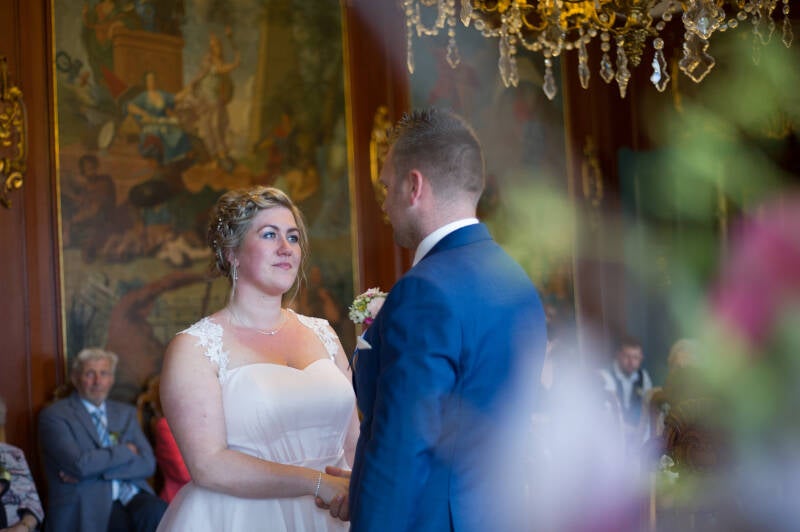 Trouwfotograaf Bruidsfotografie trouwfotografie Friesland fotograaf bruiloft Kleurrijk trouwen foto