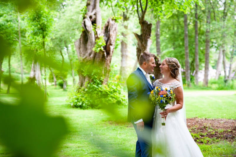 Trouwfotograaf Bruidsfotografie trouwfotografie Friesland fotograaf bruiloft Kleurrijk trouwen foto