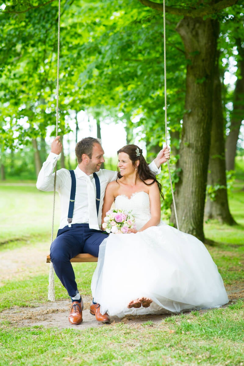 Trouwfotograaf Bruidsfotografie trouwfotografie Friesland fotograaf bruiloft Kleurrijk trouwen foto