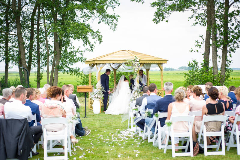 Trouwfotograaf Bruidsfotografie trouwfotografie Friesland fotograaf bruiloft Kleurrijk trouwen foto