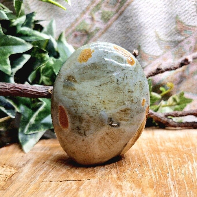 Polychroom Jaspis sculptuur