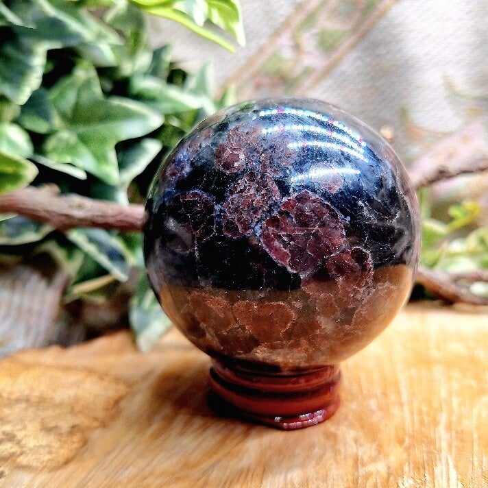 Arvedsoniet met granaat bol