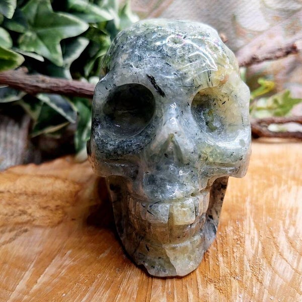 Prehniet skull met open zijde