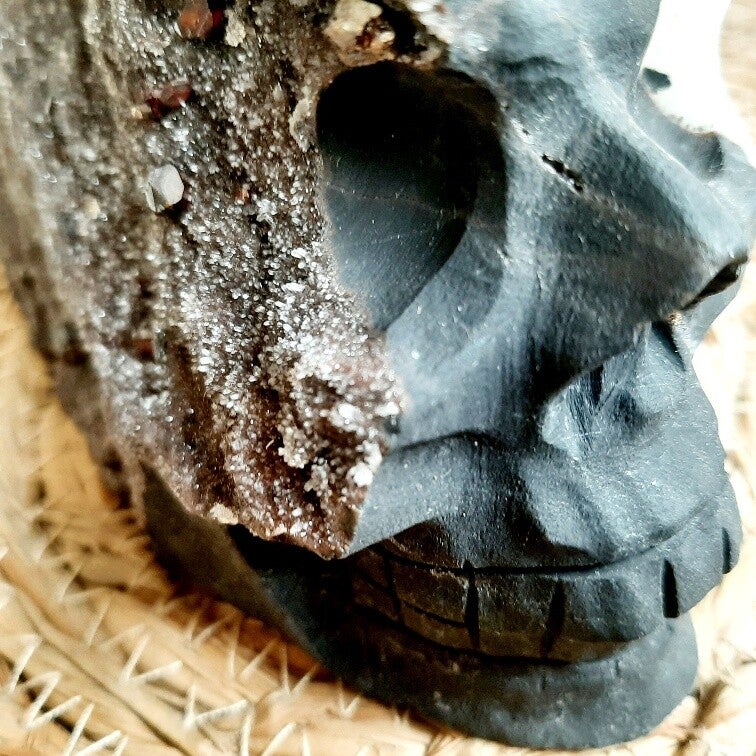 Skull met diverse mineralen uit de Halloween live deel 1