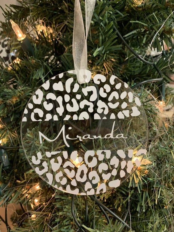 Leopard kersthanger met naam.