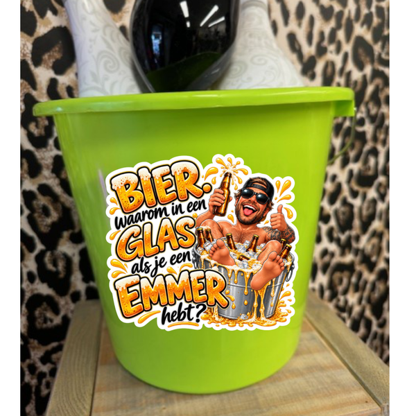 Cadeau emmer- Bier waarom in een glas als je een emmer hebt.