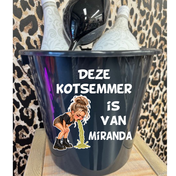 Deze kotsemmer is van.... Voor Jongens en meisjes.