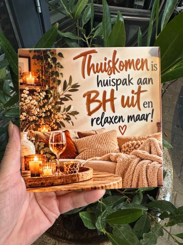 Tegeltje: Thuiskomen is huispak aan BH uit en relaxen maar.