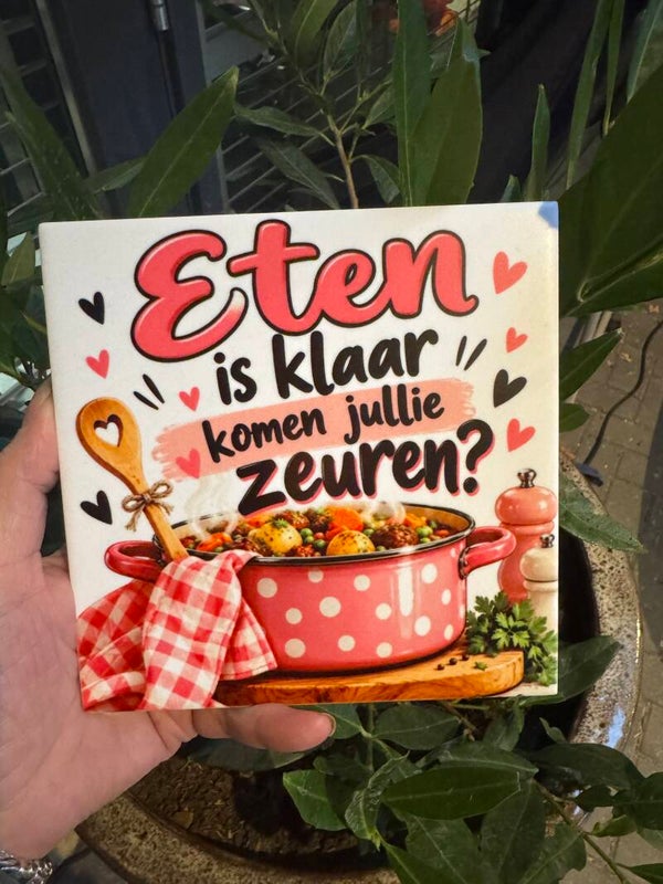 Tegel: Eten is klaar komen jullie zeuren- Pan met eten.