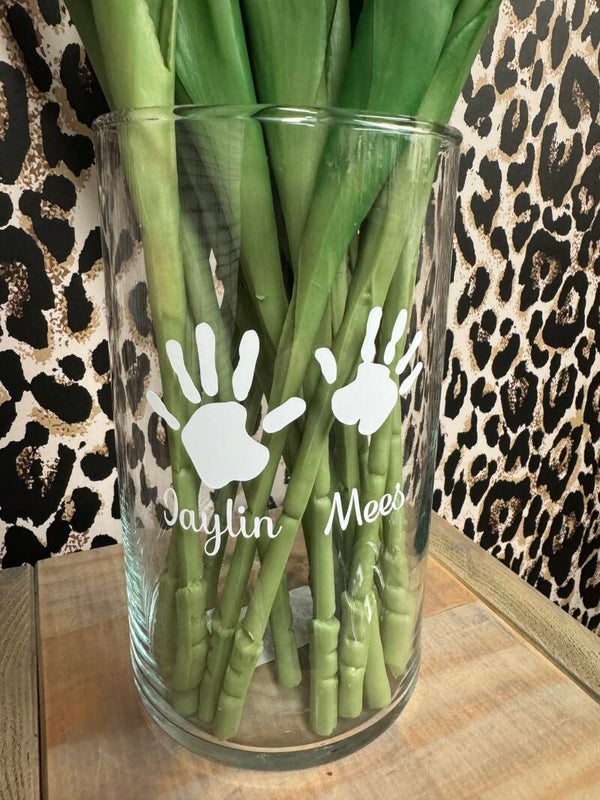 Glazen vaas met handjes en eigen namen.