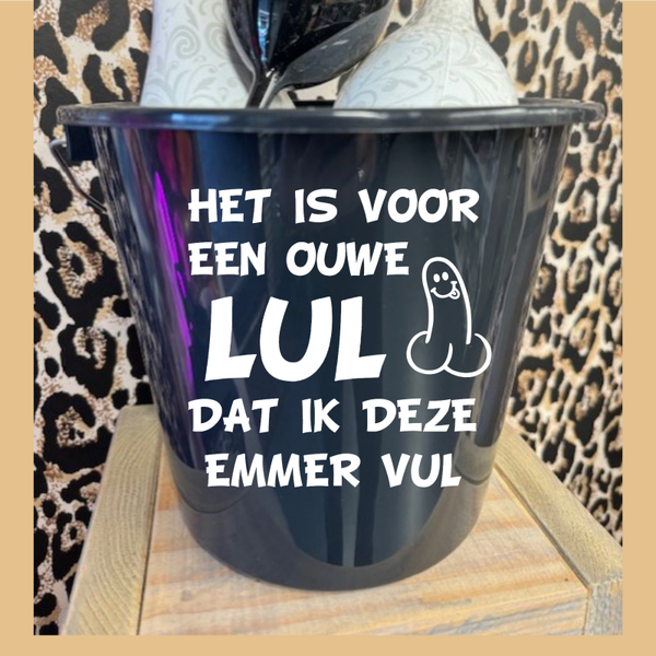 Emmer: het is voor een ouwe lul, dat ik deze emmer vul.