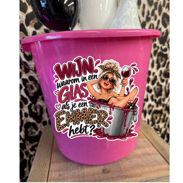 Cadeau emmer- Wijn waarom in een glas als je een emmer hebt