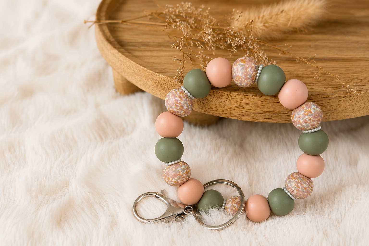 Handgemaakte sleutelwristlet met pastel kralen voor dagelijks gebruik