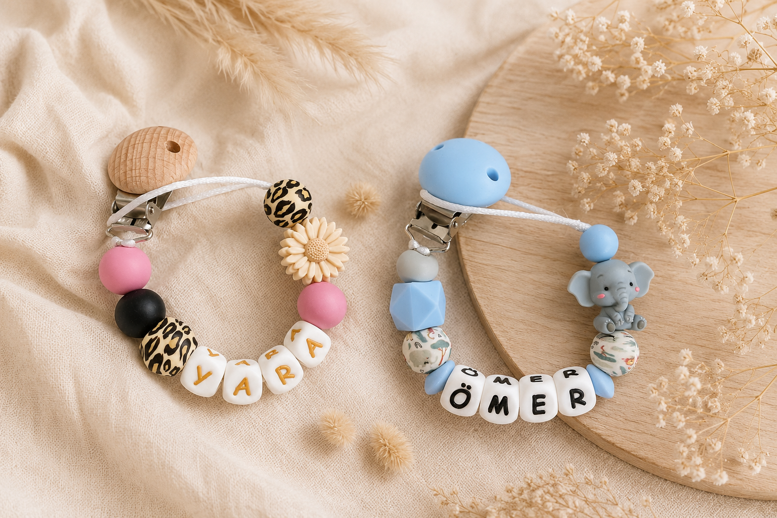 Handgemaakte speenkoorden met naam voor baby’s in beige en blauwe kleuren