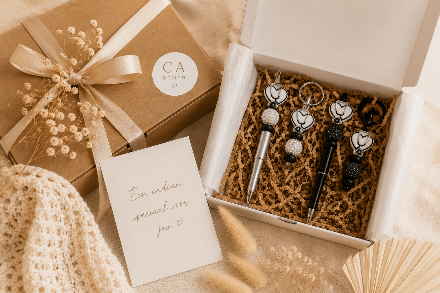 Handgemaakte gepersonaliseerde cadeaus met kralenpennen en sleutelhangers en speenkoorden in luxe geschenkverpakking voor juf, zorg, eid, valentijn en kraamcadeaus