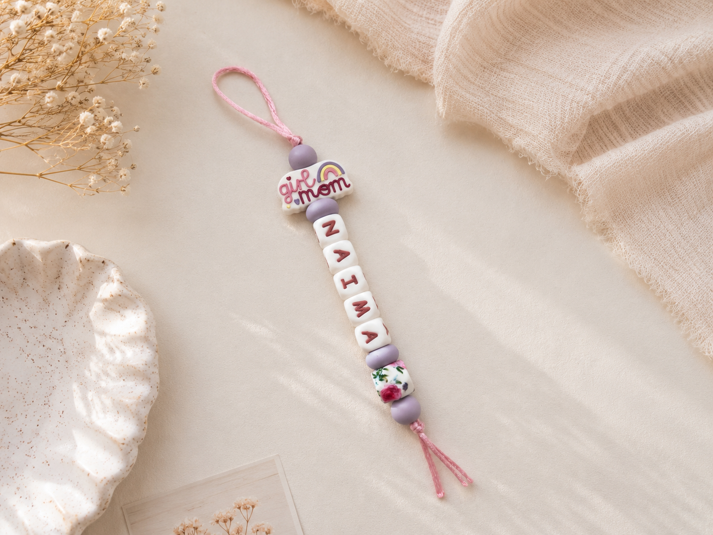 Handgemaakt cadeau met autisme awareness puzzelbedel, inclusief stijlvolle kralenpen en sleutelhanger in zwart-rode tinten, betekenisvol gepersonaliseerd cadeau voor autisme bewustwording en ondersteuning.