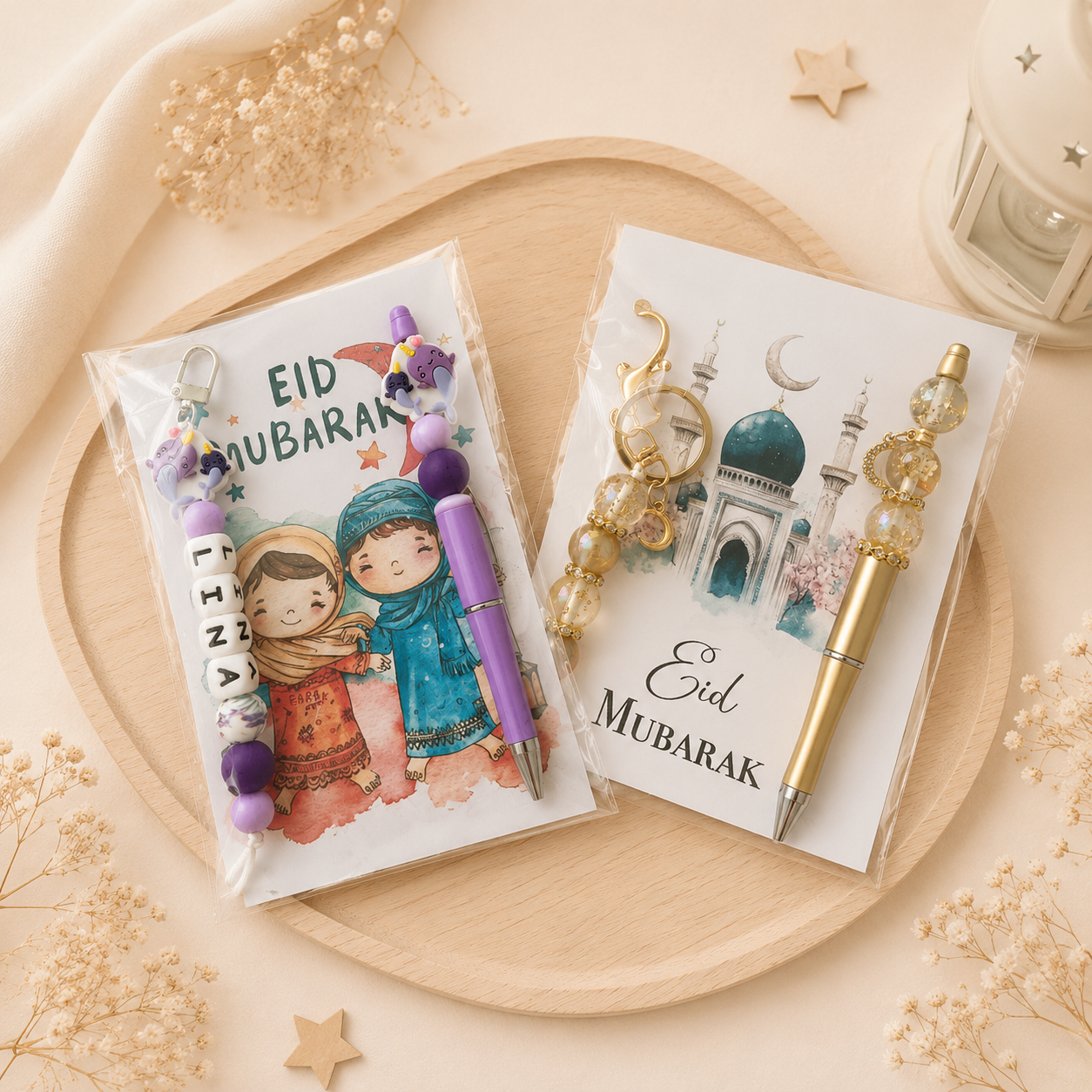 Handgemaakt Eid cadeau met gepersonaliseerde kralenpen en sleutelhanger in luxe stijl, feestelijk verpakt met Eid Mubarak kaartjes in warme beige en gouden tinten, ideaal als uniek islamitisch geschenk.