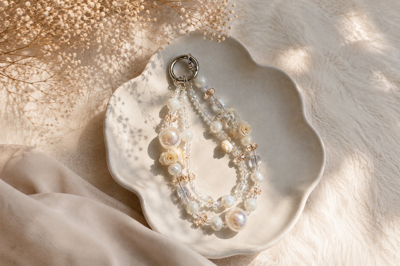 Handgemaakt luxe telefoonkoord met parelmoer kralen en bloemen op zachte beige achtergrond