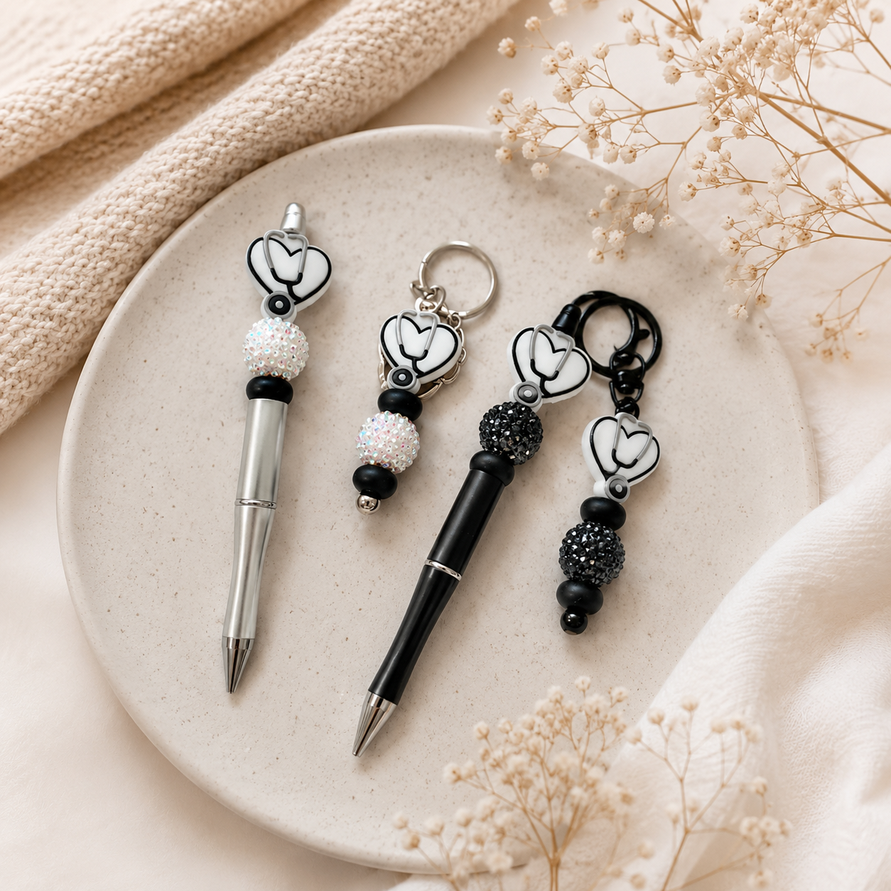 Handgemaakt cadeau voor zorghelden met luxe kralenpen, sleutelhanger en gepersonaliseerde accessoires in zwart-witte stijl, ideaal als bedanking voor verpleegkundigen, zorgpersoneel en medische professionals.