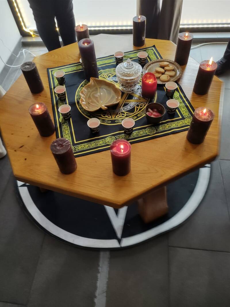 prachtige beschermings, kracht of manifestatie kaarsen in de rituele afronding