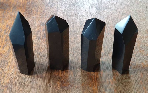 Groot geslepen 'crystal' Shungiet.  15 cm Shungite 400- 560 gr. Schungit