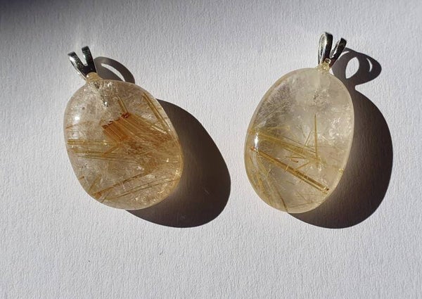Hanger Rutielkwarts met zilver oogje. 2 a 2,5cm Rutile quarz