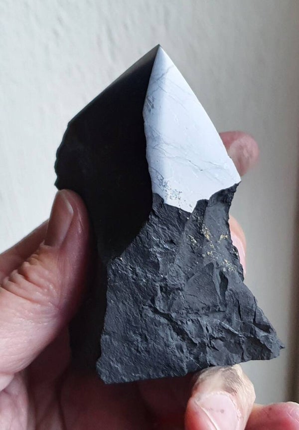 Deels gepolijste sculptuur Shungite 8 cm, onderkant ruw