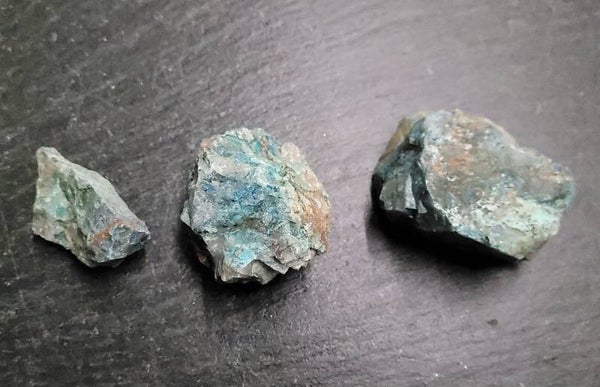 Ruwebrok Shattuckiet met Chryssocolla/ malachiet  4 a 5 cm