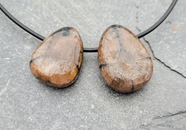 Doorboorde hanger Chiastoliet ca. 2,5 cm