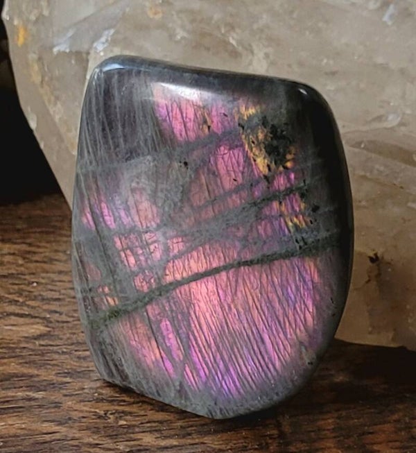 Sculptuur Pink Labradoriet Rozerood. 334 gr.. 7 cm Pink Labradorit Mermaid Labradorite