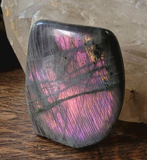 Sculptuur Pink Labradoriet Rozerood. 334 hr. 7 cm Pink Labradorit Mermaid Labradorite